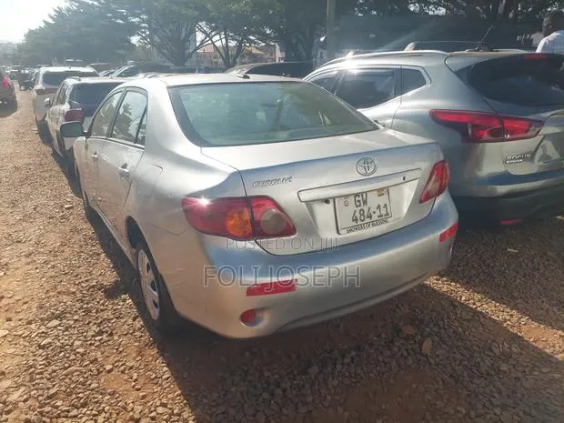 Toyota Corolla 2010 Silver · Photo 1