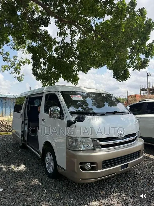 Toyota HiAce 2017 · Photo 1