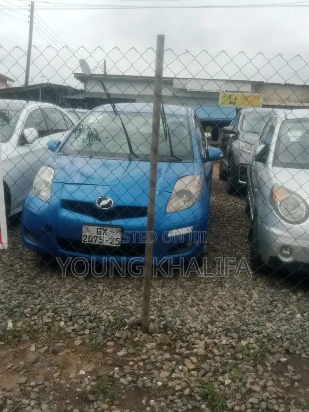 Toyota Vitz 2010 Blue · Photo 1