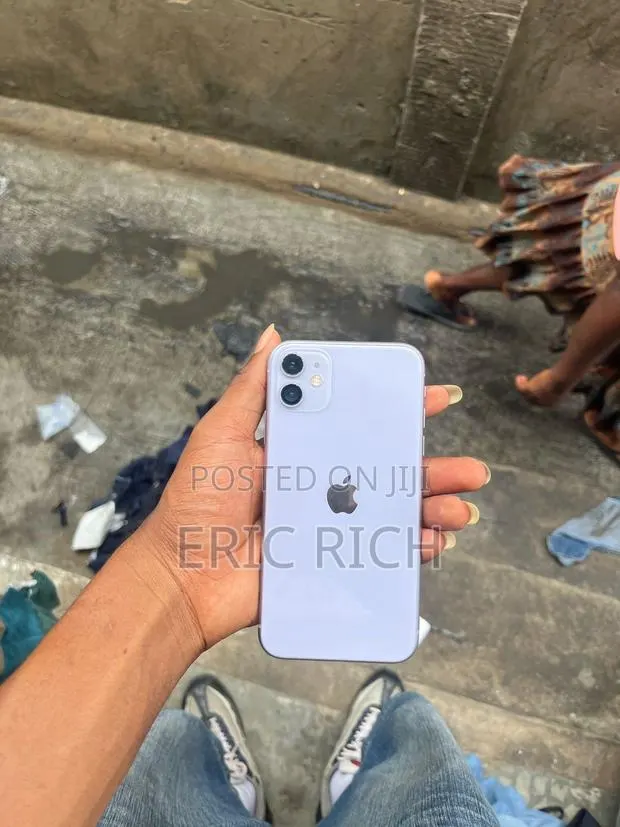 Apple iPhone 11 64 GB Black · Photo 1