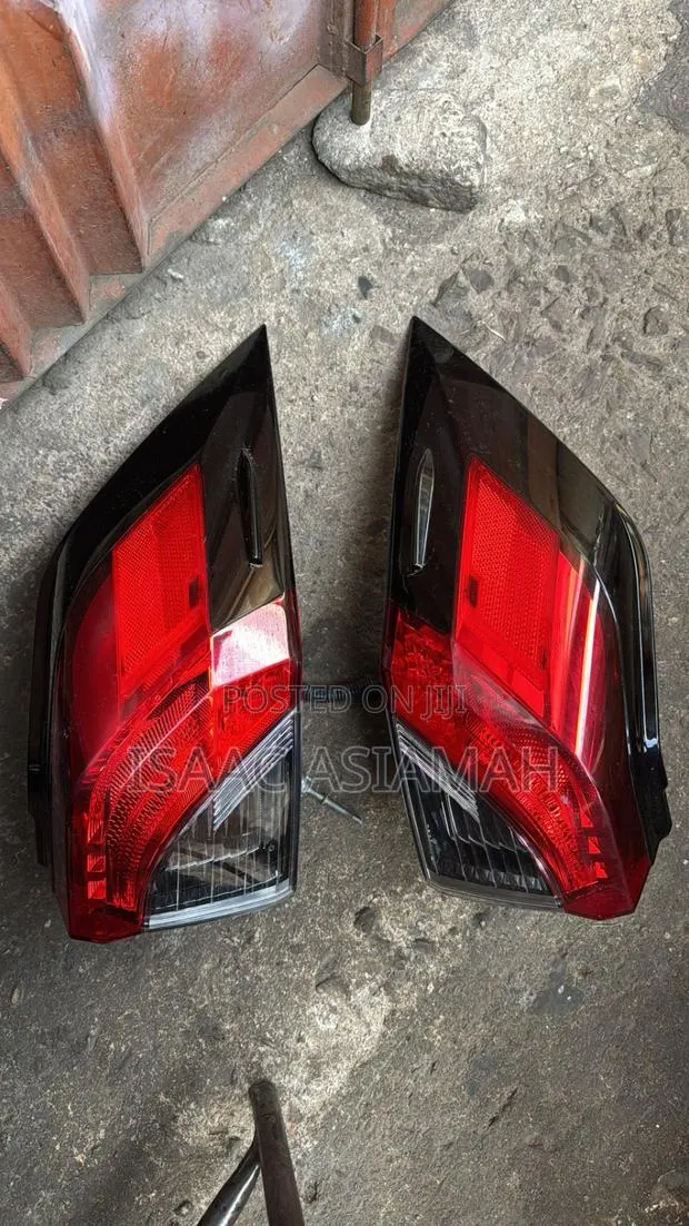 RAV4 2019,2020,2022,2023,2024,2025 Boot / Tailgate Lights · Photo 1