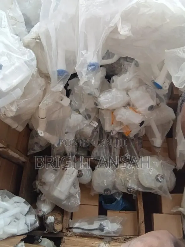 Wiper Containers and Reservoir Tanks · Photo 1
