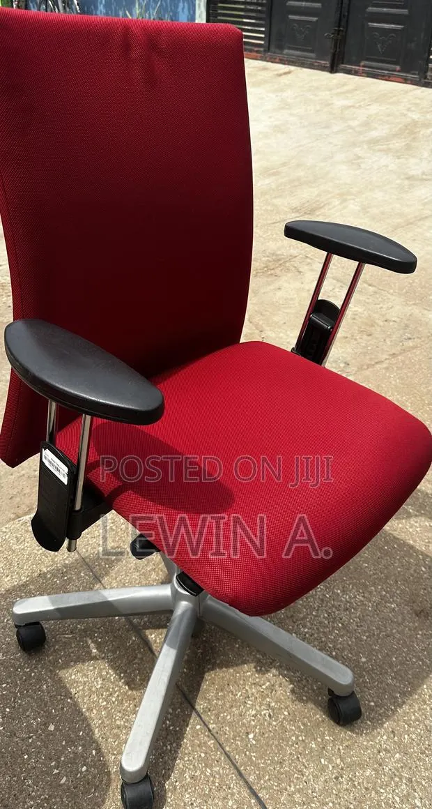 Authentic Brand Swivel Chair · Photo 1