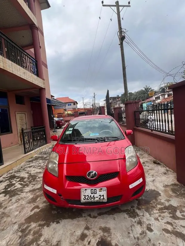 Toyota Vitz 1.3 FWD 3dr 2010 Red · Photo 1