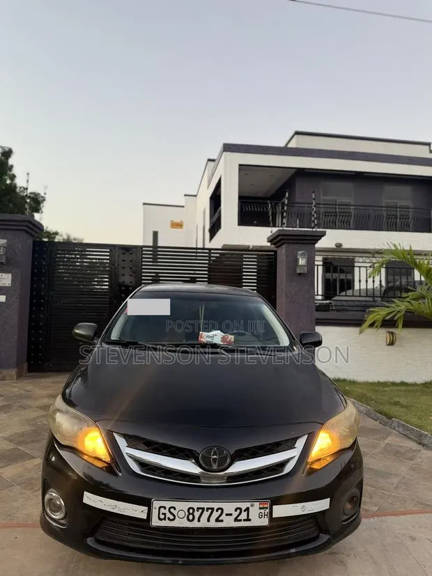 Toyota Corolla LE 4dr Sedan (1.8L 4cyl 4A) 2011 Black · Photo 2
