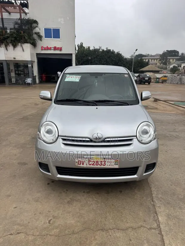 Toyota Sienta 2011 Silver · Photo 1