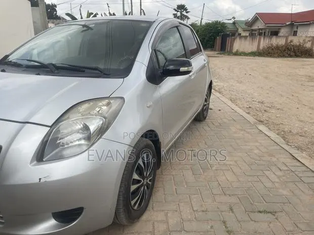 Toyota Vitz 2010 Silver · Photo 1