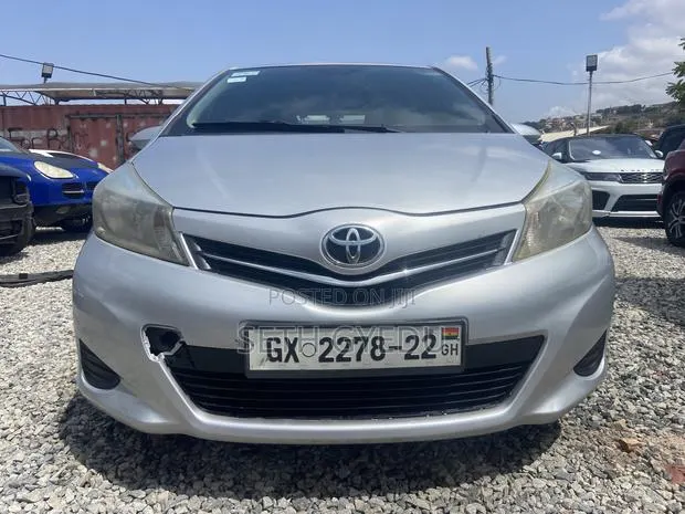Toyota Yaris 2012 Silver · Photo 1