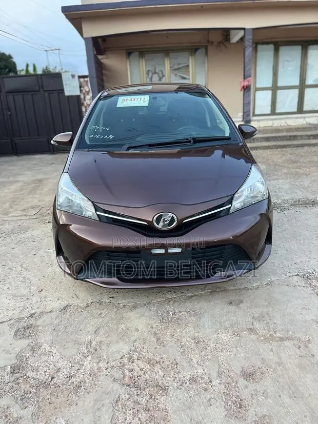 Toyota Vitz 1.3 FWD 5dr 2015 Brown · Photo 1