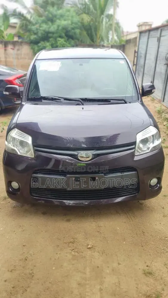 Toyota Sienta 2012 Brown · Photo 1