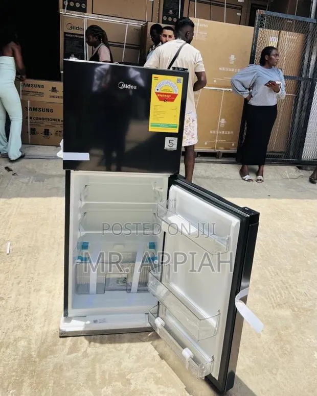 Classic Midea Mdrt187 Top Mount Freezer Fridge(127liter)Black. · Photo 1
