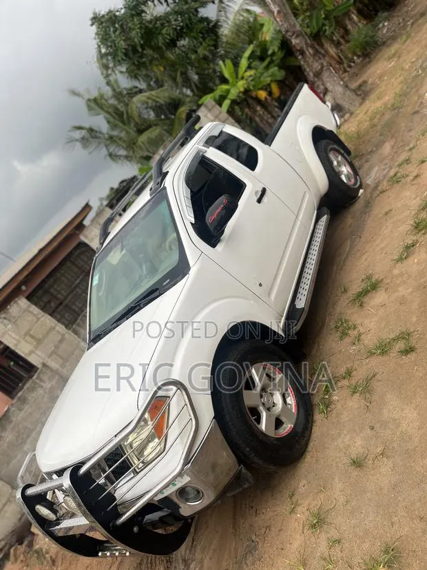 Nissan Frontier 2015 White · Photo 1