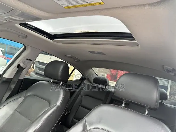 Hyundai Elantra 2018 White · Photo 1