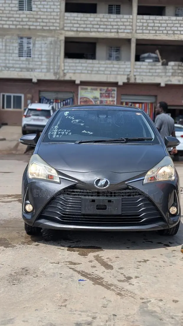 Toyota Vitz 1.3 FWD 5dr 2017 Gray · Photo 1