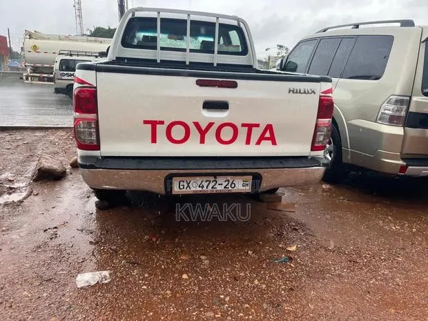 Toyota Hilux 2012 White · Photo 1