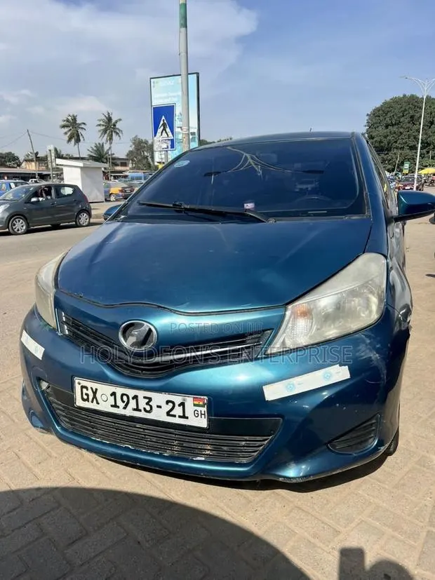 Toyota Vitz 1.3 AWD 5dr 2012 Green · Photo 1