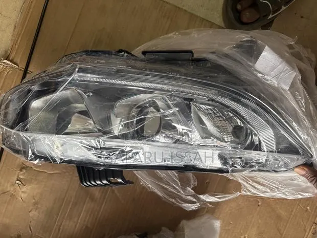 Honda Civic 2016 Headlight Right · Photo 1
