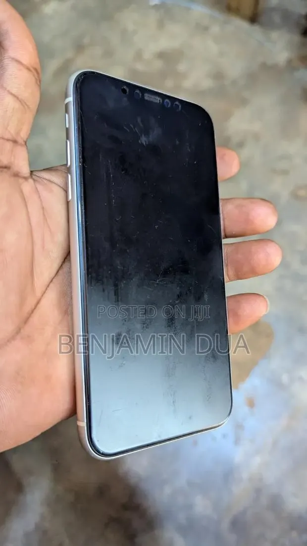 Apple iPhone 11 64 GB White · Photo 1