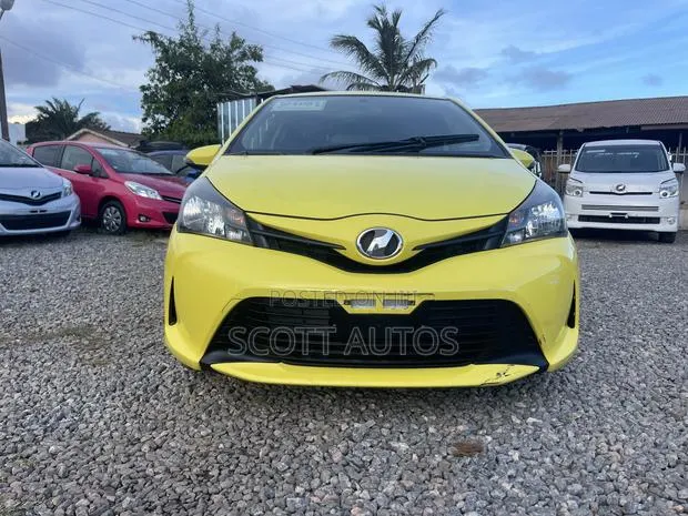 Toyota Vitz 1.3 AWD 3dr 2015 Yellow · Photo 1