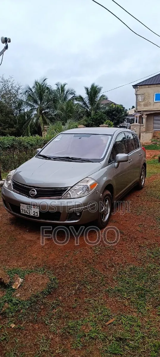 Nissan Versa 2010 Silver · Photo 1