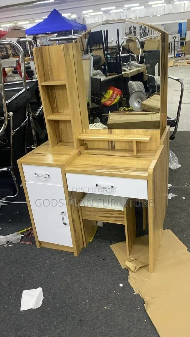 Wooden Dressing Mirror · Photo 1