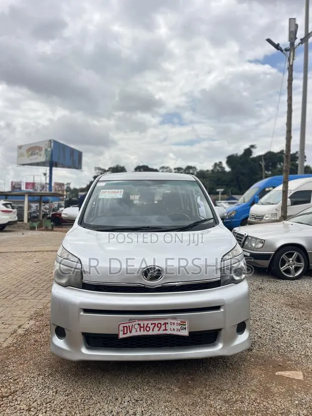 Toyota Voxy 2012 Silver · Photo 1