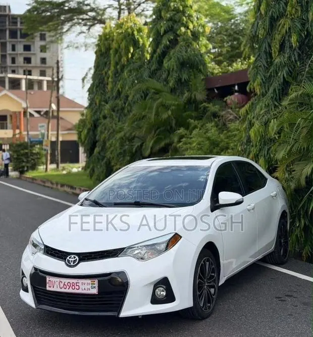 Toyota Corolla S 4dr Sedan (1.8L 4cyl CVT) 2014 White · Photo 1