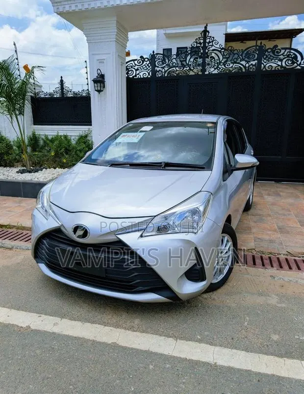 Toyota Vitz 1.3 FWD 5dr 2018 Silver · Photo 1