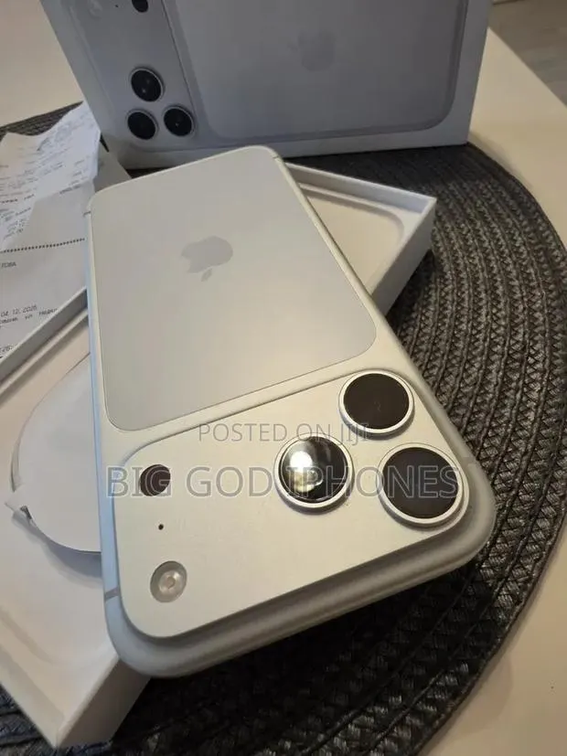 Apple iPhone 17 Pro Max 256 GB Silver · Photo 1