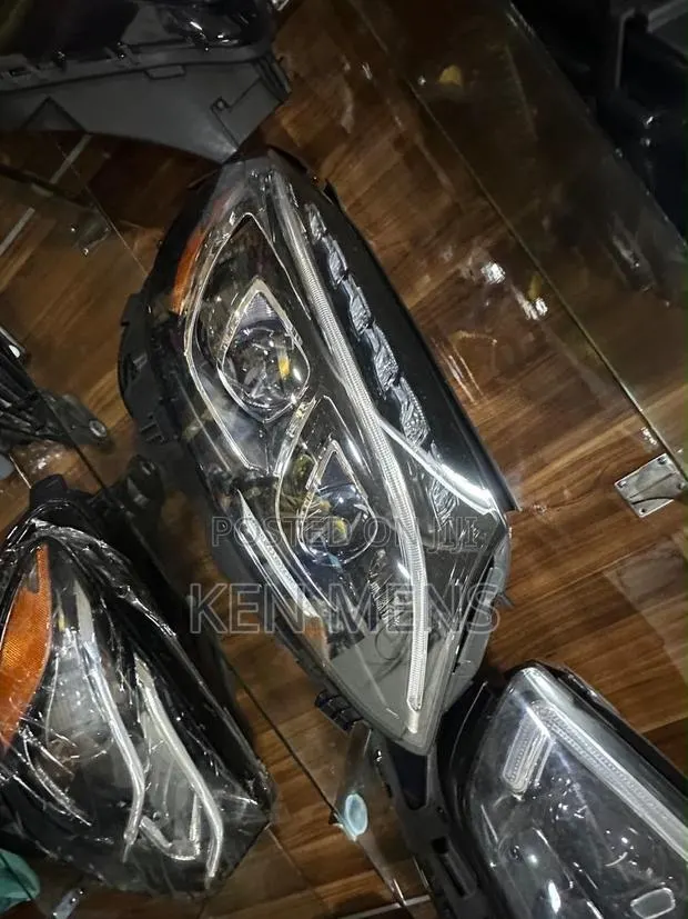 Mercedes Benz C300 Double Charger Headlight Available · Photo 1