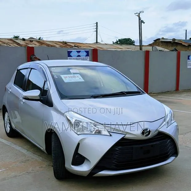 Toyota Vitz 1.3 FWD 3dr 2017 Silver · Photo 1