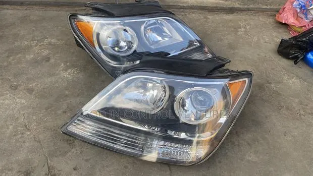 Kia Mohave Headlight Pair · Photo 1