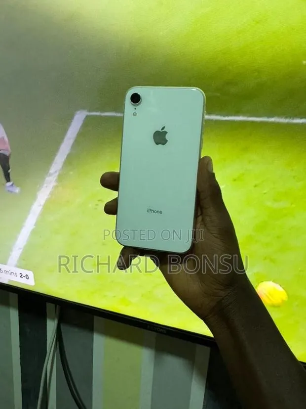 Apple iPhone XR 64 GB Silver · Photo 1