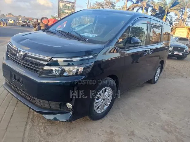 Toyota Voxy V 2WD 8-Seater 2015 Black · Photo 3