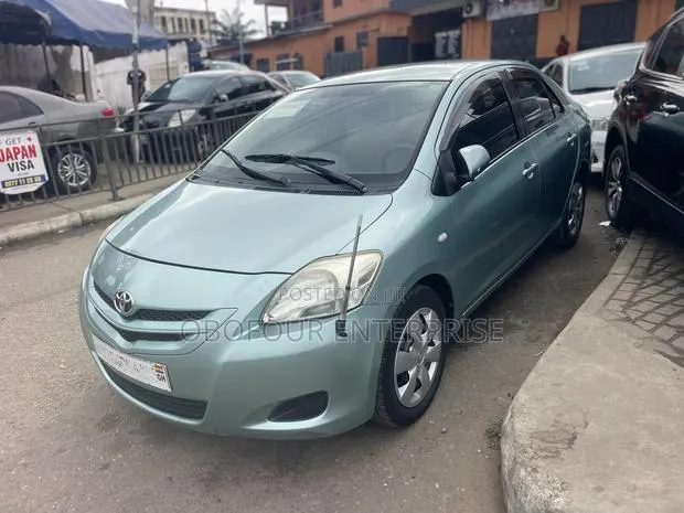 Toyota Belta 2010 Green · Photo 1
