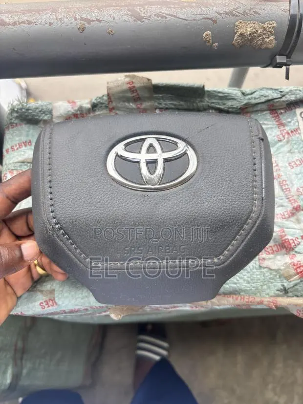 Tundra 2022-2023-2024-2025 Steering Airbag · Photo 1