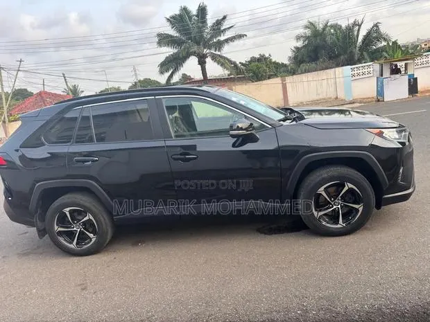 Toyota RAV4 2021 Black · Photo 1