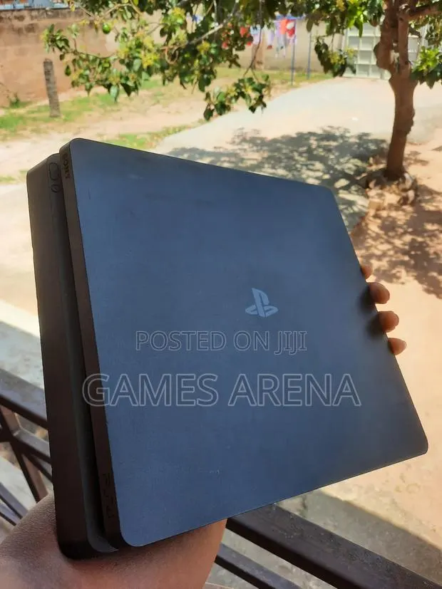PS4 SLIM + 2 CONTROLLERS and 8 GAMES · Photo 2