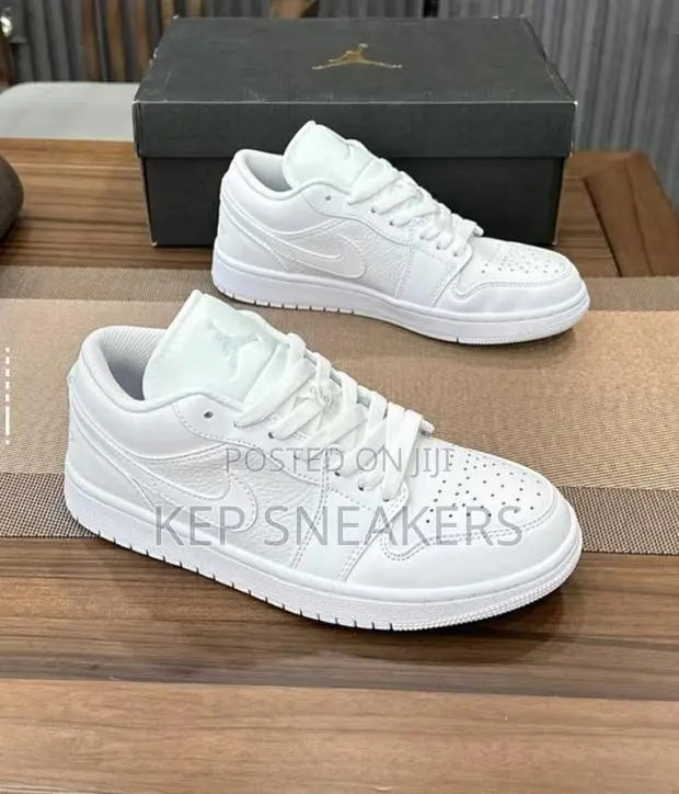 Nike Air Jordan 1 Low Triple White · Photo 1