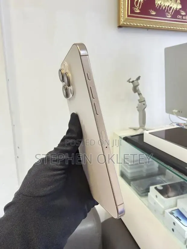 Apple iPhone 16 Pro Max 256 GB Gold · Photo 1