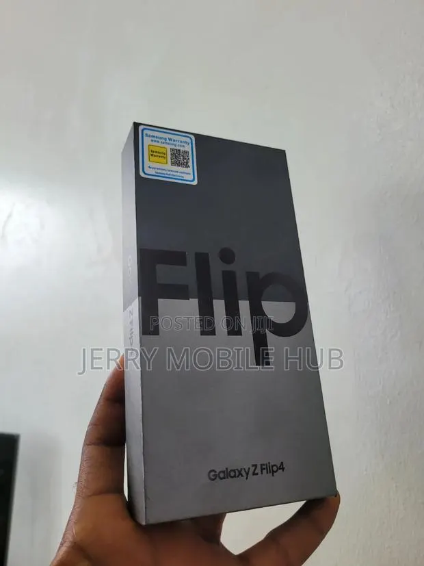 New Samsung Galaxy Z Flip4 256 GB Black · Photo 1