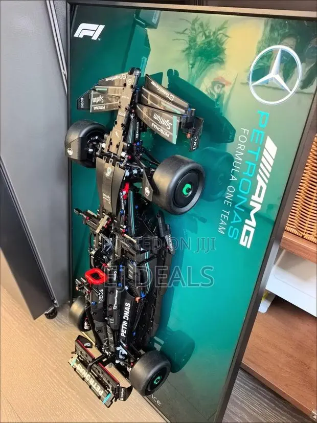 Lego Mercedes AMG Formula 1 With Car and Frame · Photo 1