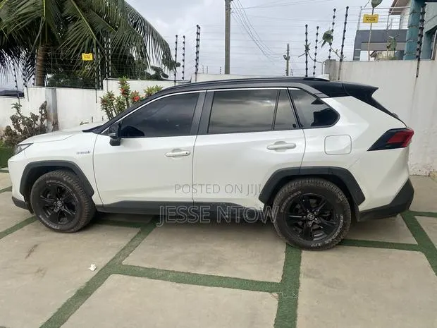 Toyota RAV4 XLE 2021 Black · Photo 1