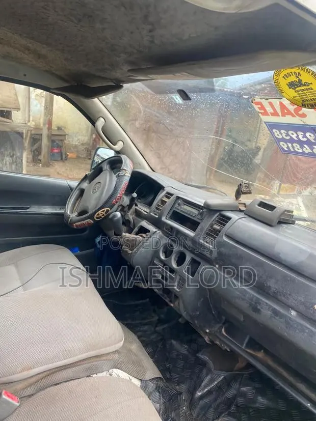 Toyota HiAce 2010 White · Photo 1