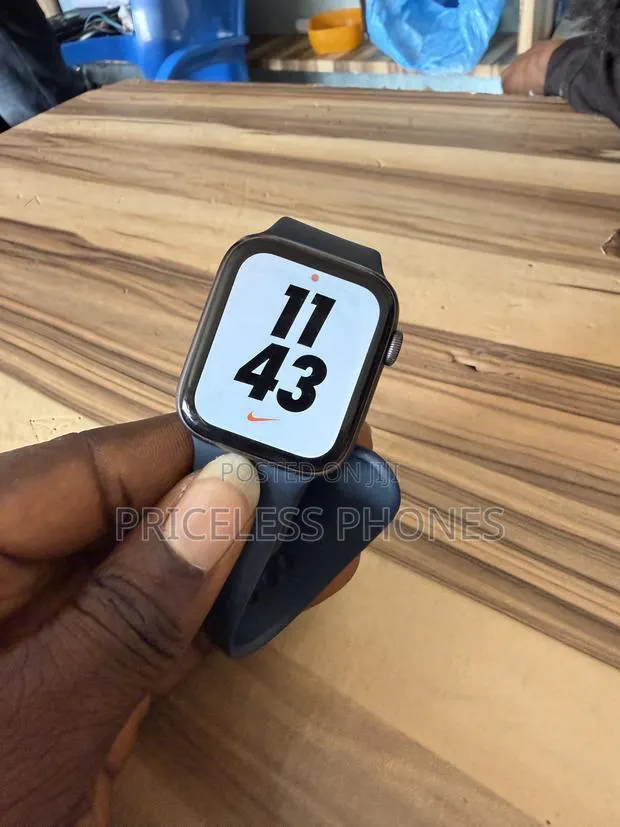 Apple Watch Series 5 44mm Nike Version · Photo 1