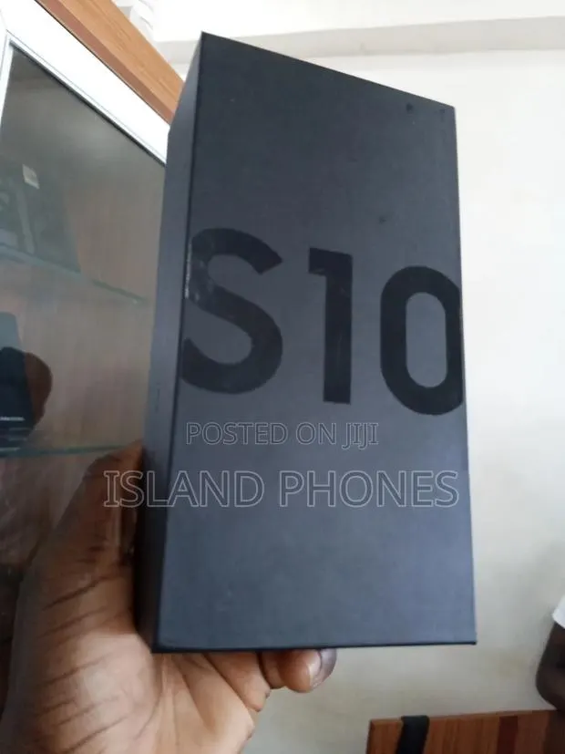 New Samsung Galaxy S10 128 GB Black · Photo 1