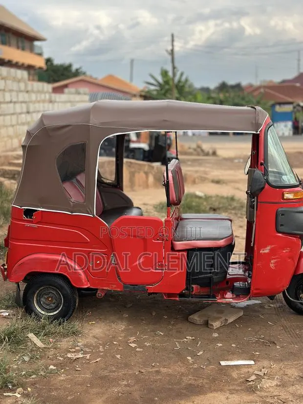 Bajaj RE 2025 Red · Photo 1
