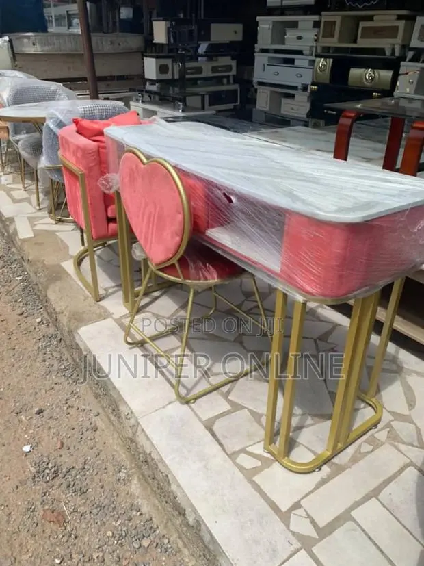 Manicure Table Vi ( Nails Chairs) · Photo 1