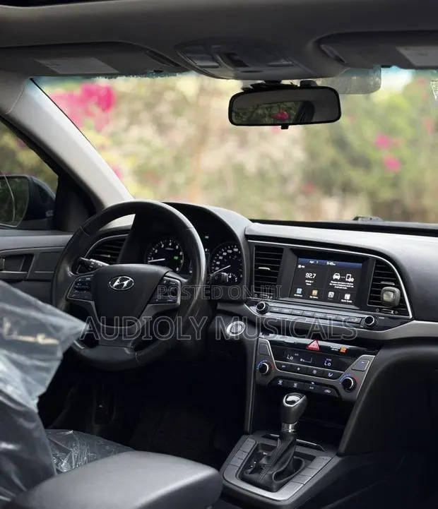Hyundai Elantra 2017 Black · Photo 1
