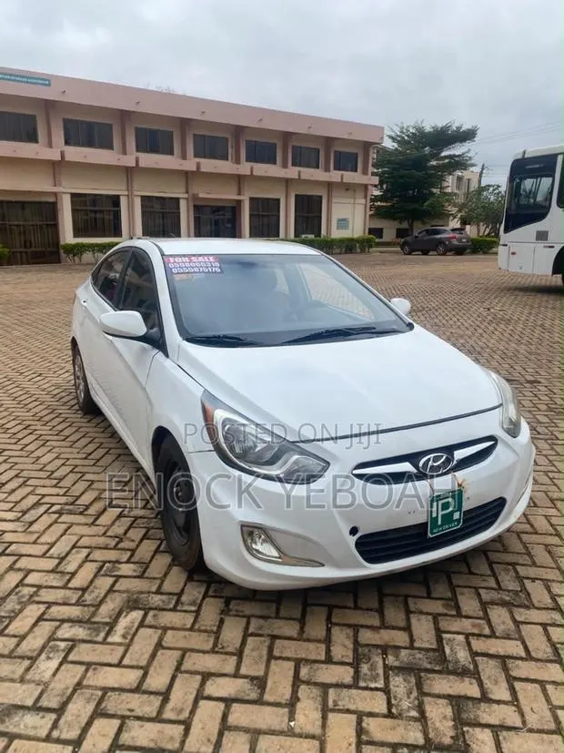 Hyundai Accent SE Sedan 2016 White · Photo 1